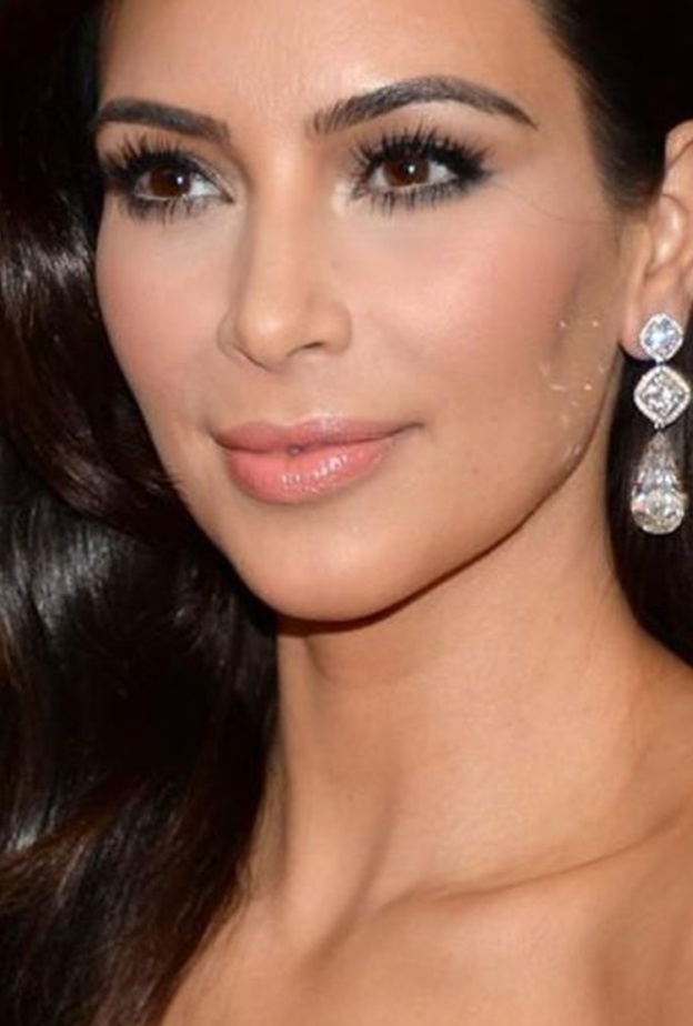 كيم كارداشيان ترتدي عقد تشوكر ذهب وماس