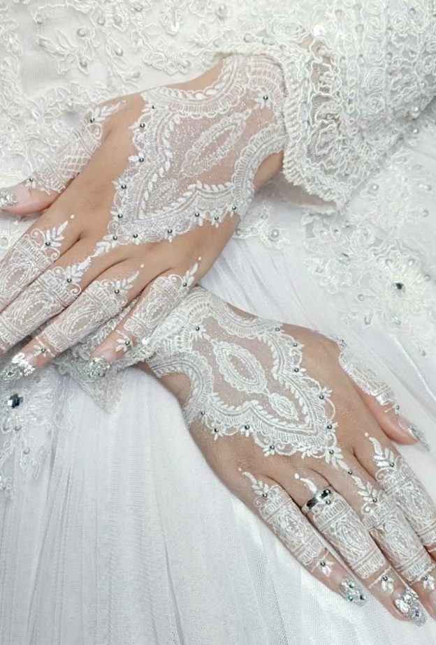 الحنة البيضاء تناسب العروس في يوم زفافها