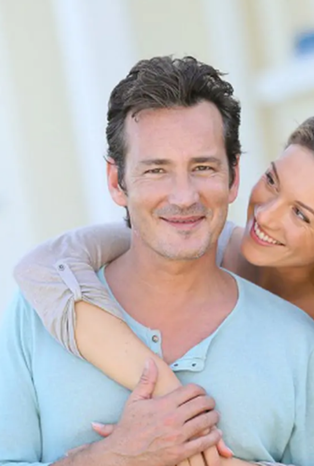  الرجل يتعلق بالمرأة المرحة