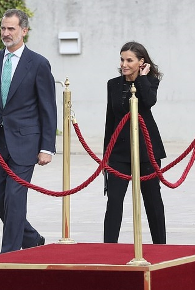ليتيزيا ملكة إسبانيا بموضة البدلة السوداء خلال توجّهها الى اليابان في زيارة رسمية