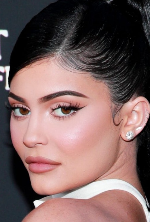 مكياج عيون ملون مع خطوط الآيلاينر مستوحاة من كايلي جينير