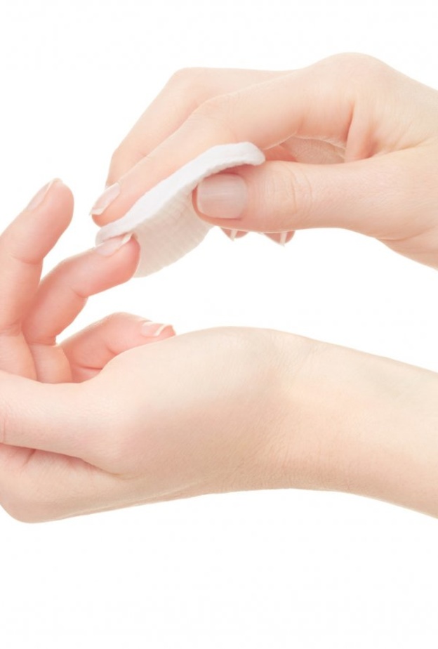 أزيلي الأظافر الاكريليك باستخدام الأسيتون والمياه الدافئة