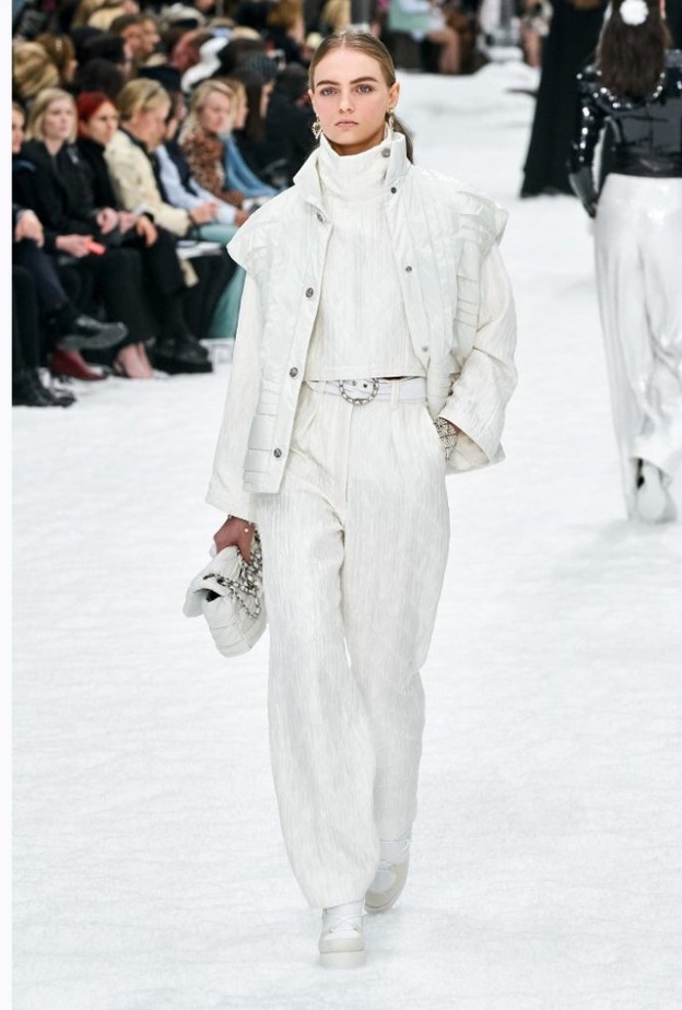 تنسيق شتوي بالأبيض من Alberta Ferretti 