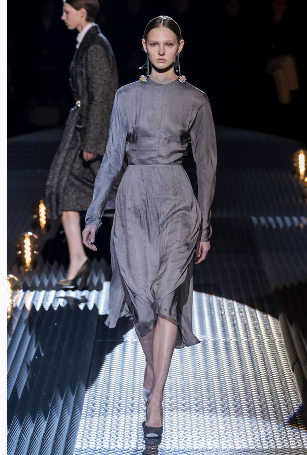 انتقي بأسلوب دار AWAKE أجمل الفساتين الطويلة والمريحة التي لا تظهر مفاتن الجسم