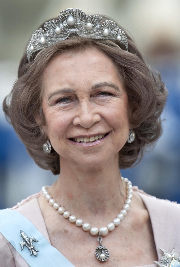 الملكة اليزابيث ترتدي تاج The Vladimir Tiara