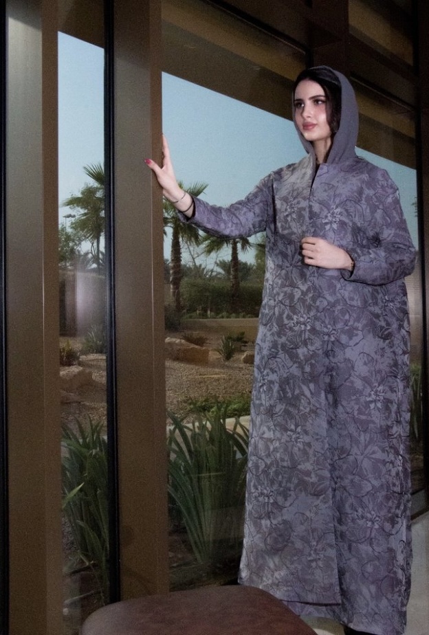 تصاميم عبايات ملونة بقصات واسعة من Lines Abaya