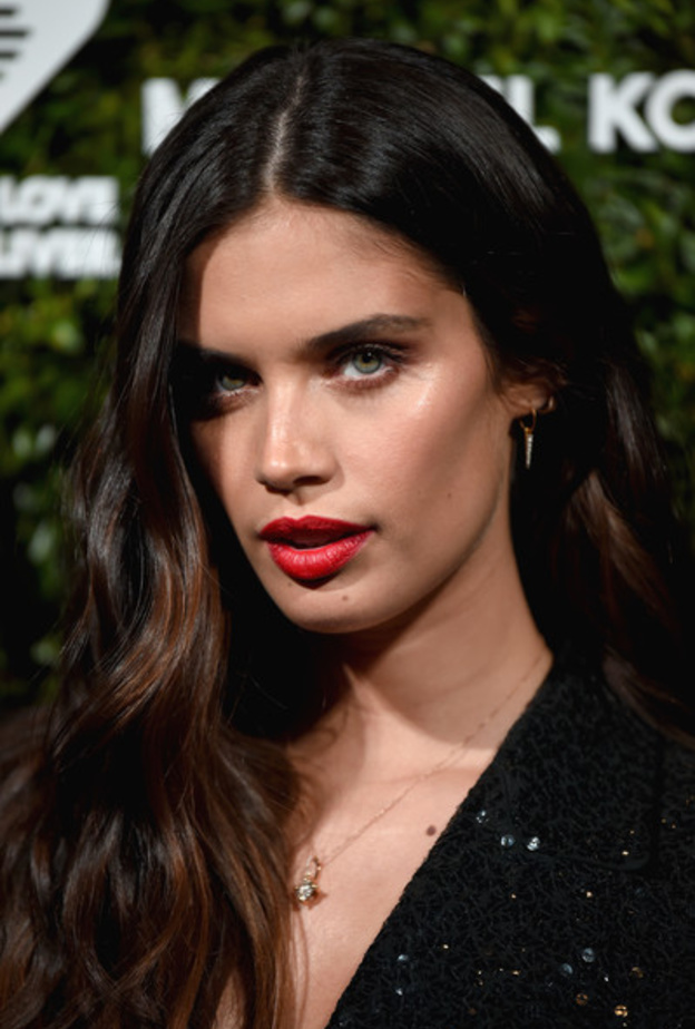 أحمر شفاه بارز وعيون ناعمة وتسريحة بسيطة بأسلوب Sara Sampaio