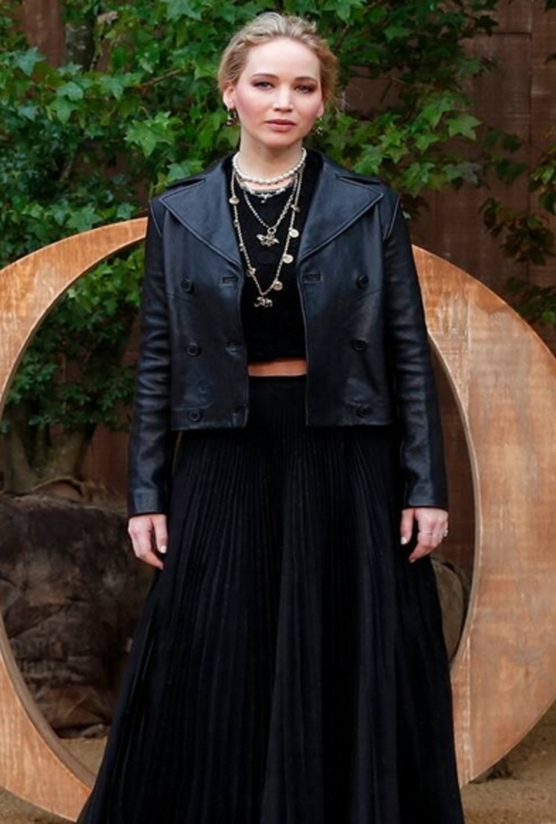 اطلالات مفعمة بالرقي والكلاسيكية تذكّرنا بسحر هوليوود القديم