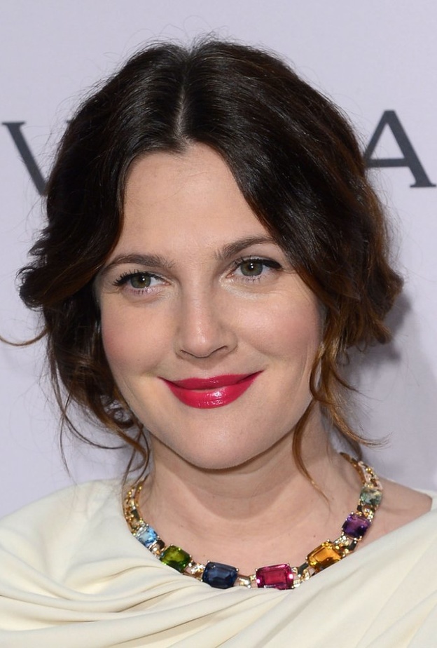 درو باريمور بقلادة أنيقة مرصعة بالأحجار الكريمة الملونة من ماركة  Bulgari