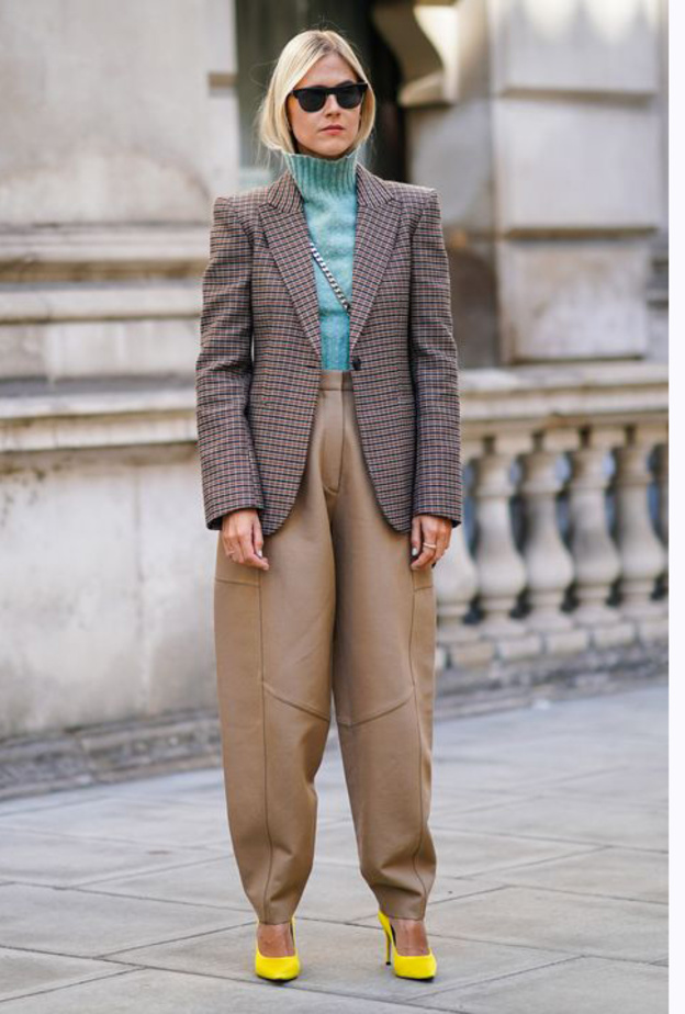  بلوزة بياقة عالية من Akris