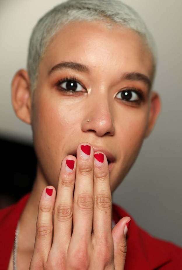 رسومات مناكير مقلمة وبراقة لإطلالات النهار من Christian Siriano