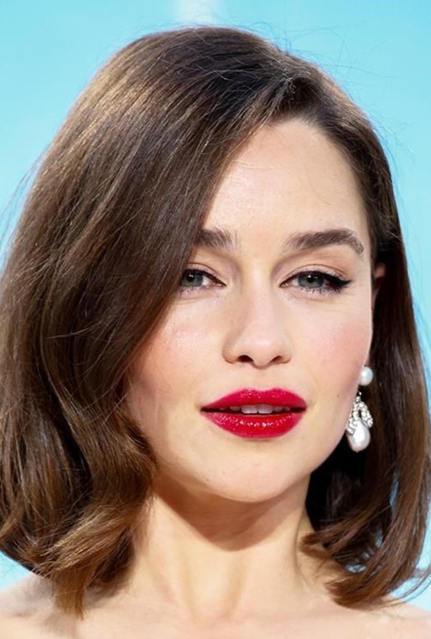 إطلالات مكياج ناعمة وتسريحات شعر عصرية