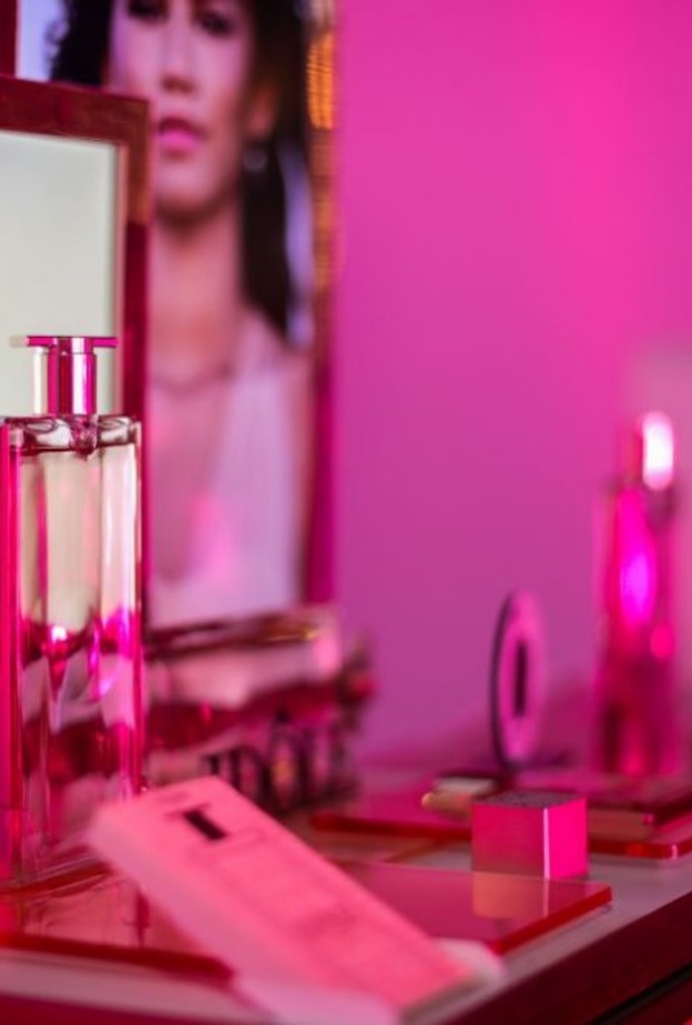 Lancômeتُطلق عطر IDÔLE النسائي على خلفيّة خطّ أفق دبي الشهير