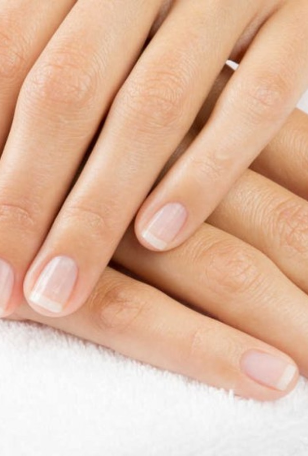 استخدمي الخل الأبيض لتبييض المنطقة أسفل أضافرك