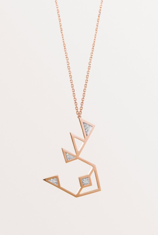 تصميم قلادات حروف عربية بالهام هندسي من مجوهرات العبار