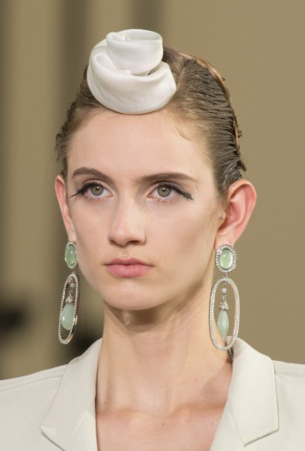 اكسسوارات شعر الساتان على الجهة الامامية للشعر من Armani Privè