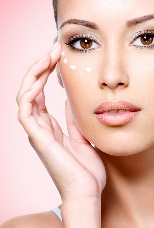 تعرفي الى اهم النصائح لإستخدام الكريم حول العين