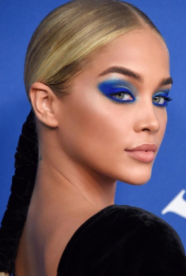 مكياج عيون أزرق داكن من وحي Jasmine Sanders