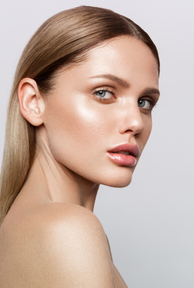 أجمل إطلالات الهايلايتر على البشرة