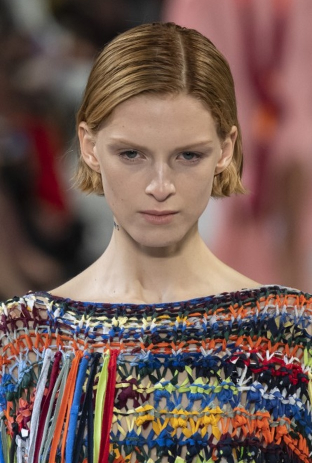  تسريحات الشعر المبلل الى الخلف من دارHelmut Lang