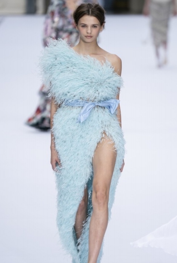 فساتين سهرة باللون الازرق السماوي 2020 من دار Valentino