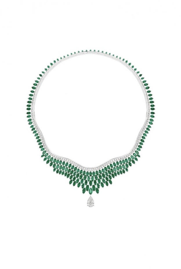 بريق الماسات وفخامة الصفير الازرق يلتقيان في تصميم عقد مذهل من David Morris