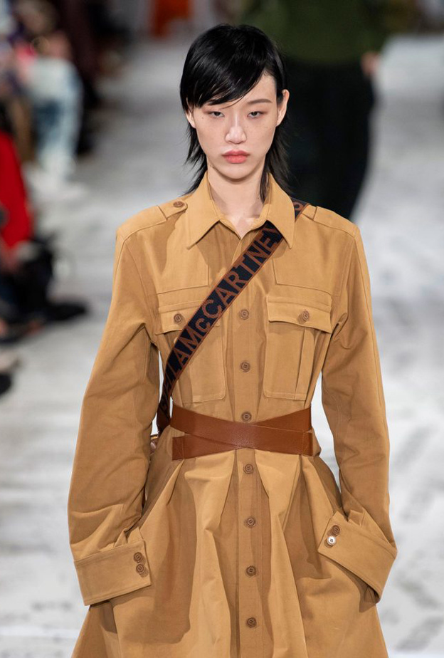 قدّمت الكنزة الفضفاضة مع التنورة السوداء Maison Margiela 