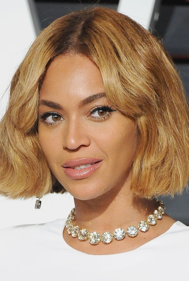 Bella Hadid بالغرة الكثيقة