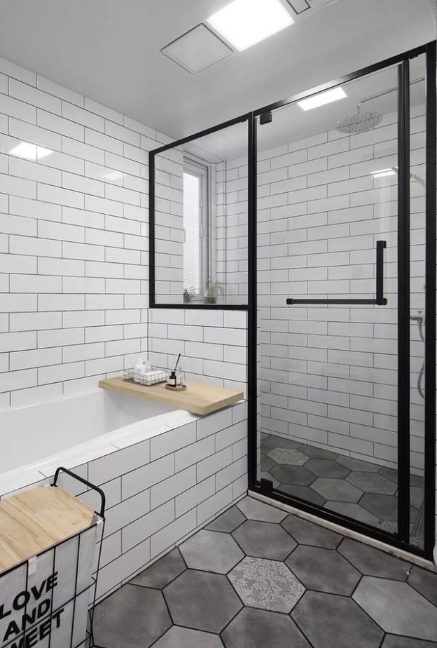 الأسود الجذاب مع الرخام والخشب لديكور حمام عصري