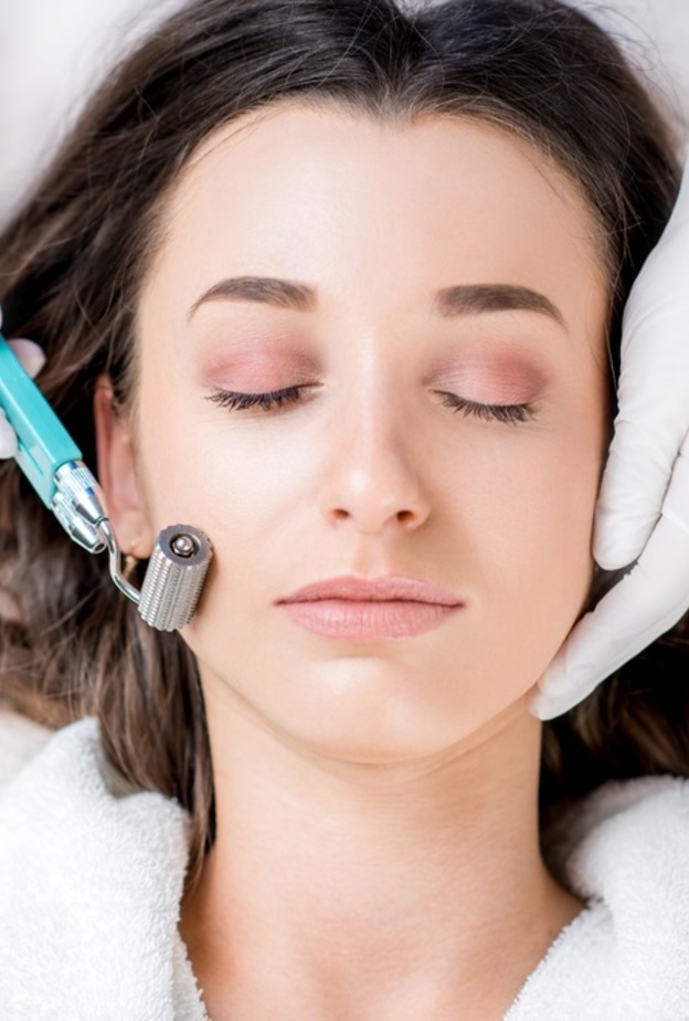 تقنية microneedling تعالج مشاكل متعددة للبشرة