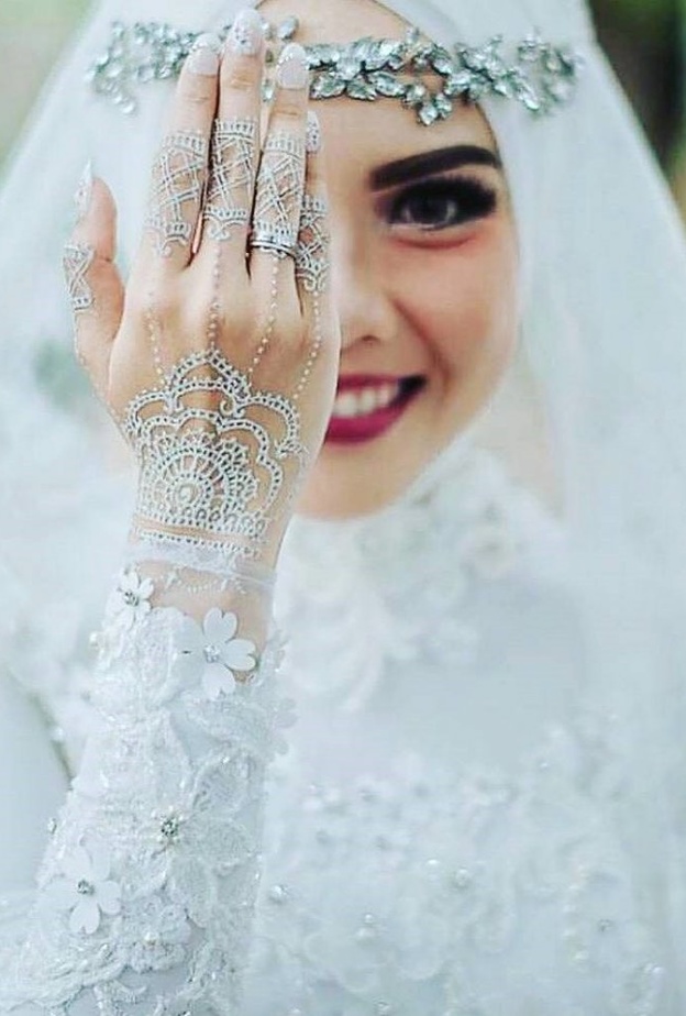  رسم حناء على جانب رقبة العروس