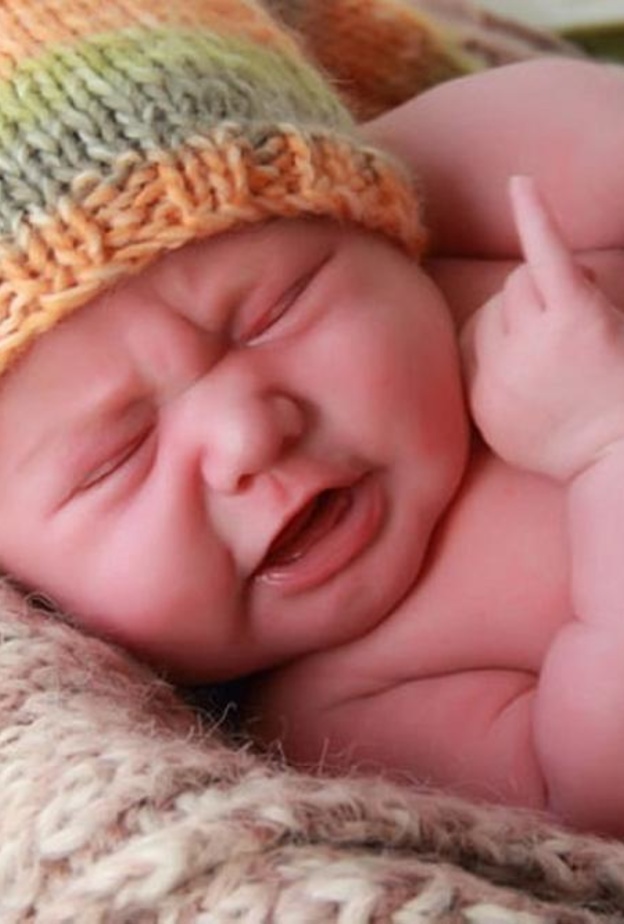 لماذا يبكي الرضيع بكثرة في المراحل الأولى من عمره