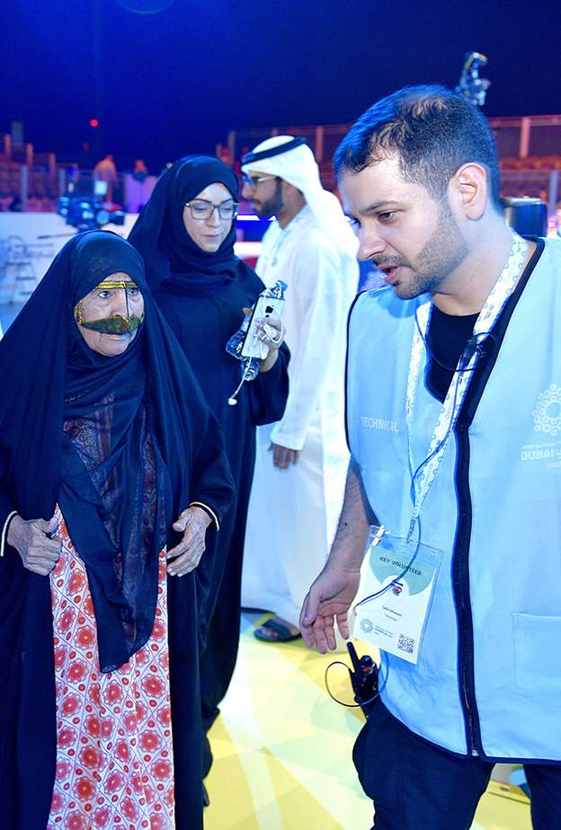 شيخة وشيخة .... الجدة والحفيدة في أكبر حدث عالمي للروبوتات