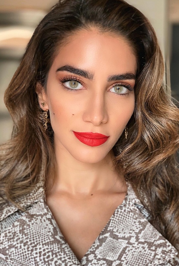 احدث صيحات مكياج برونزي فاتح مع خطوط الآيلاينر الرفيعة من اطلالة كارن وازن