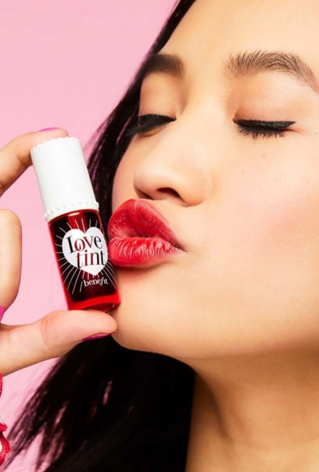 Benefitتكشف عن تنت الخدود والشفاه الأحمر المتوهّج الجديد Lovetint!
