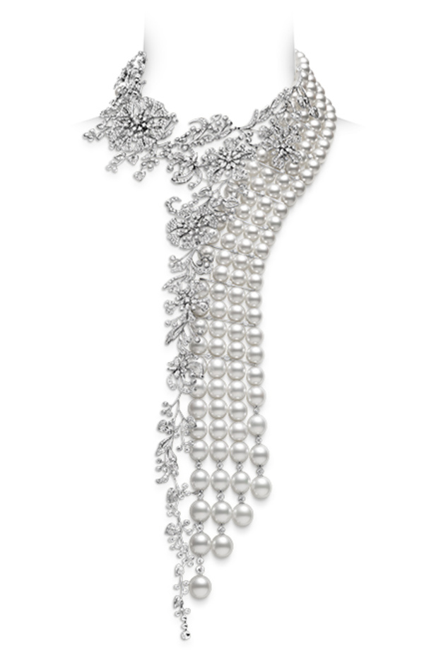 تصميم عقد فاخر من الذهب الابيض ملهمة من الطبيعة ومزدانة بشريط من حبات اللؤلؤ المنسدلة من Mikimoto