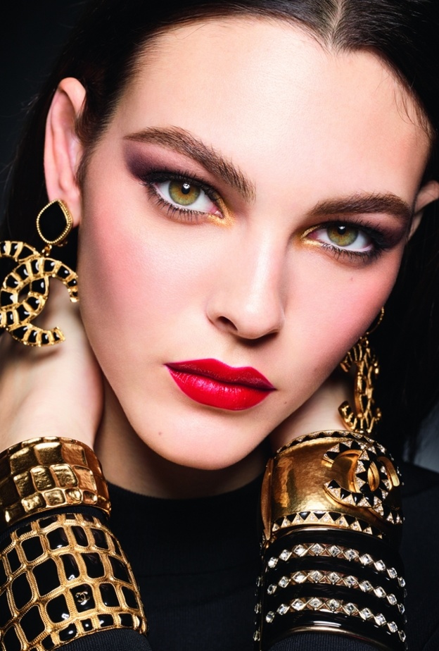 نجود الرميحي متألقة بقميص شانيل