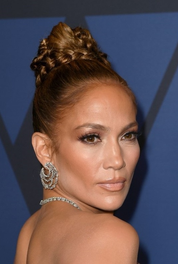 Florence Pugh بتسريحة شعر الكعكة ومكياج بسيط