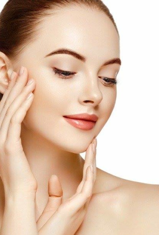 افركي نصف بندورة مقطوعة فوق منطقة الشعر الداكن