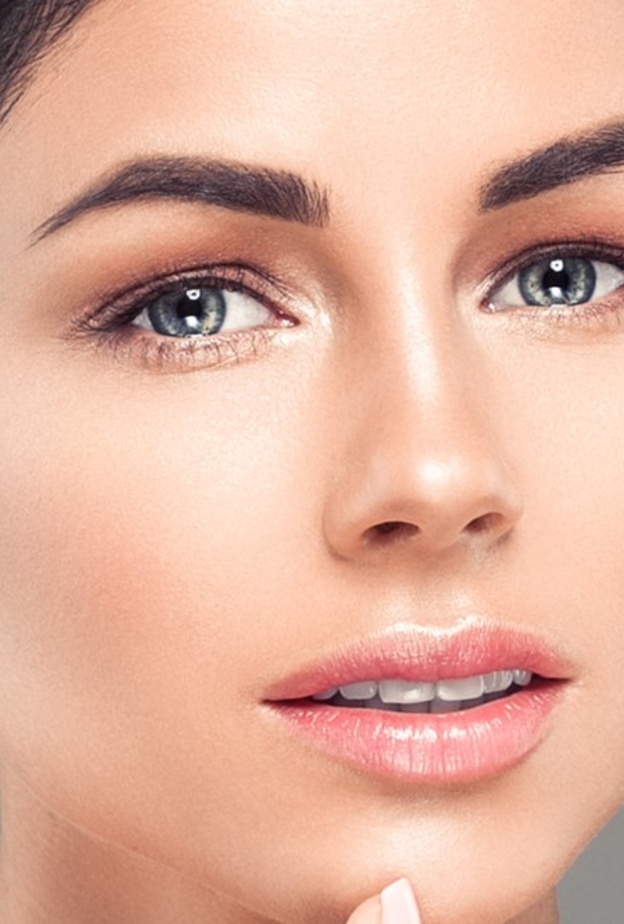 استخدمي ظلال عيون غير لامع على الغطاء العلوي للعيون المبطنة