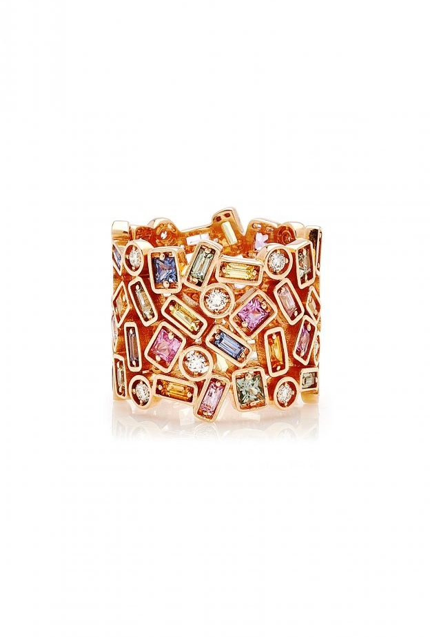 تصميم خاتم ذهب بشكل الارابيسك مزين بالزمرد من Ralph Masri