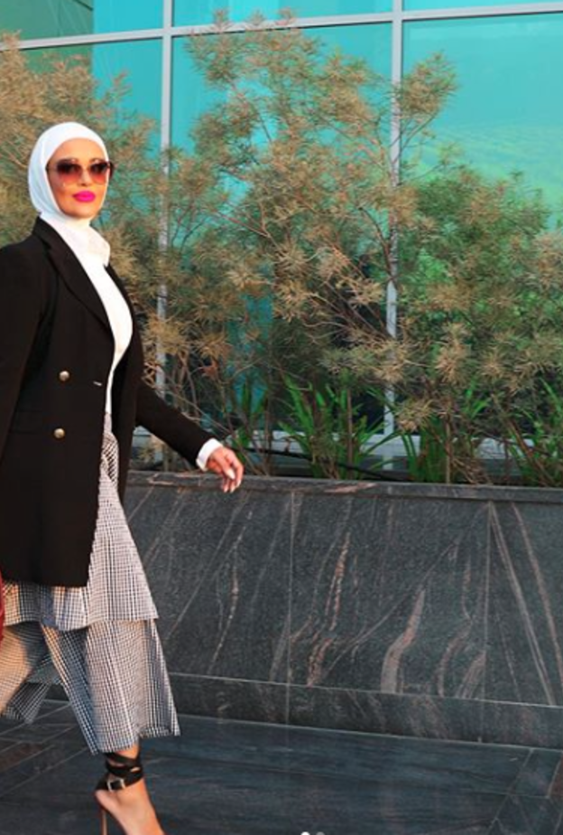  استوحي اطلالاتك بالبليزر مع الفساتين المطبعة من سمر البرشا