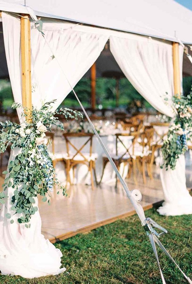 خيمة حفلات ذات سقف تزينه الأقمشة الحريرية المعلقة على ارتفاع متفاوت ومنخفض