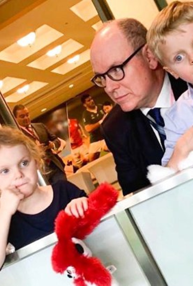 الأمير ألبرت يزور يوكوهاما بصحبة طفليه التوأم