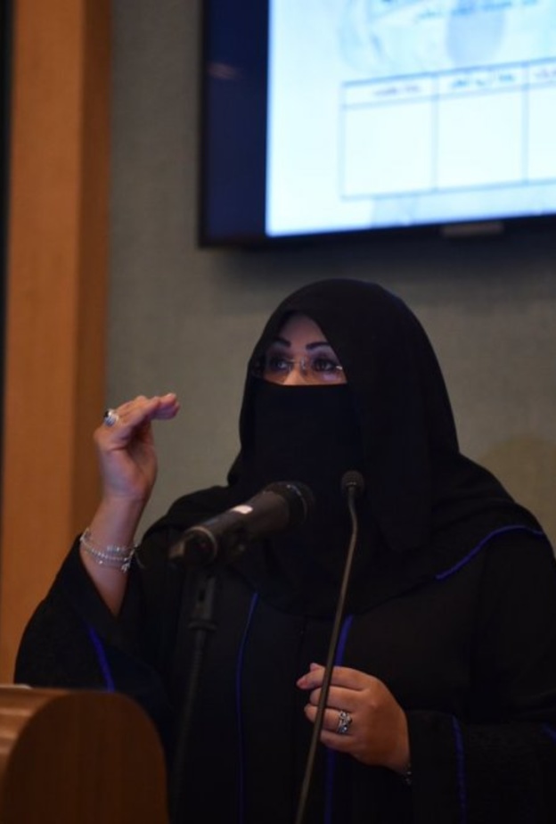 الدكتورة فوزية أخضر في إحدى الندوات بجمعية الأطفال المعوقين