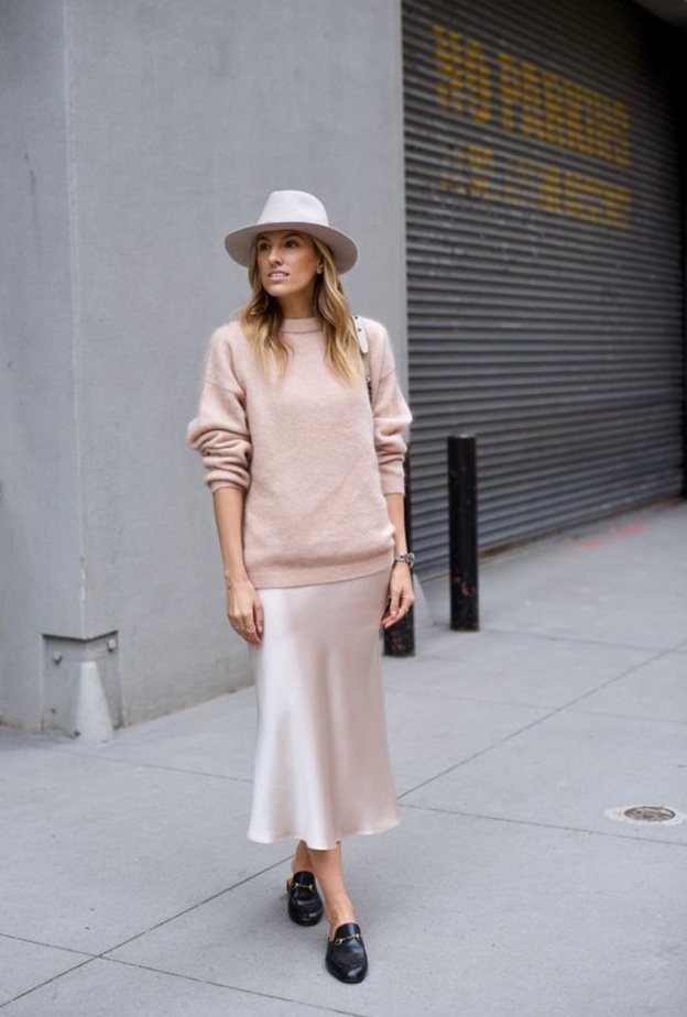 تنسيقات عصرية شتوية في التنورة الساتان الميدي