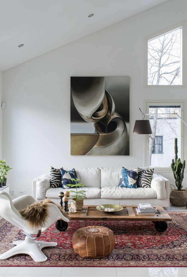 بساط من القش يحمل سجادة شرقية لغرفة طعام مودرن