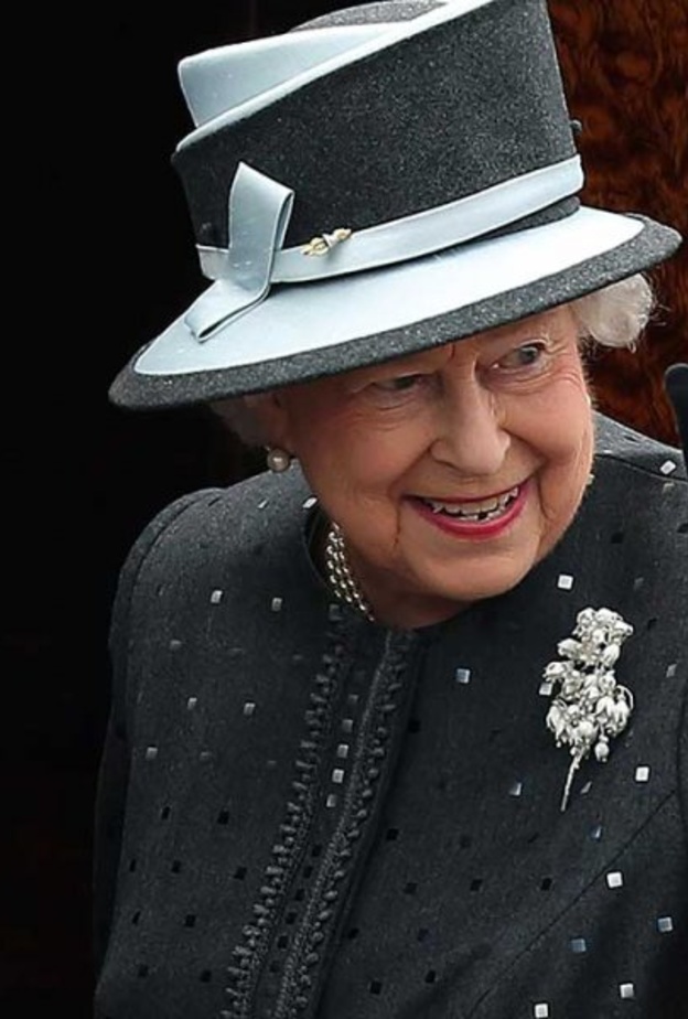 ملكة بريطانيا تحب الحرير السنغافوري