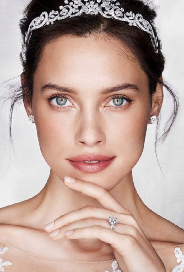 أجمل ألوان مناكير مميزة لعروس الشتاء