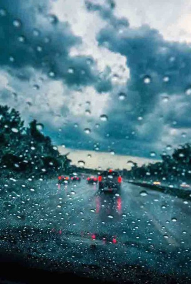 احرصي على القيادة بسرعة منخفضة نسبيا في الطقس الممطر لتجنب انزلاق السيارة